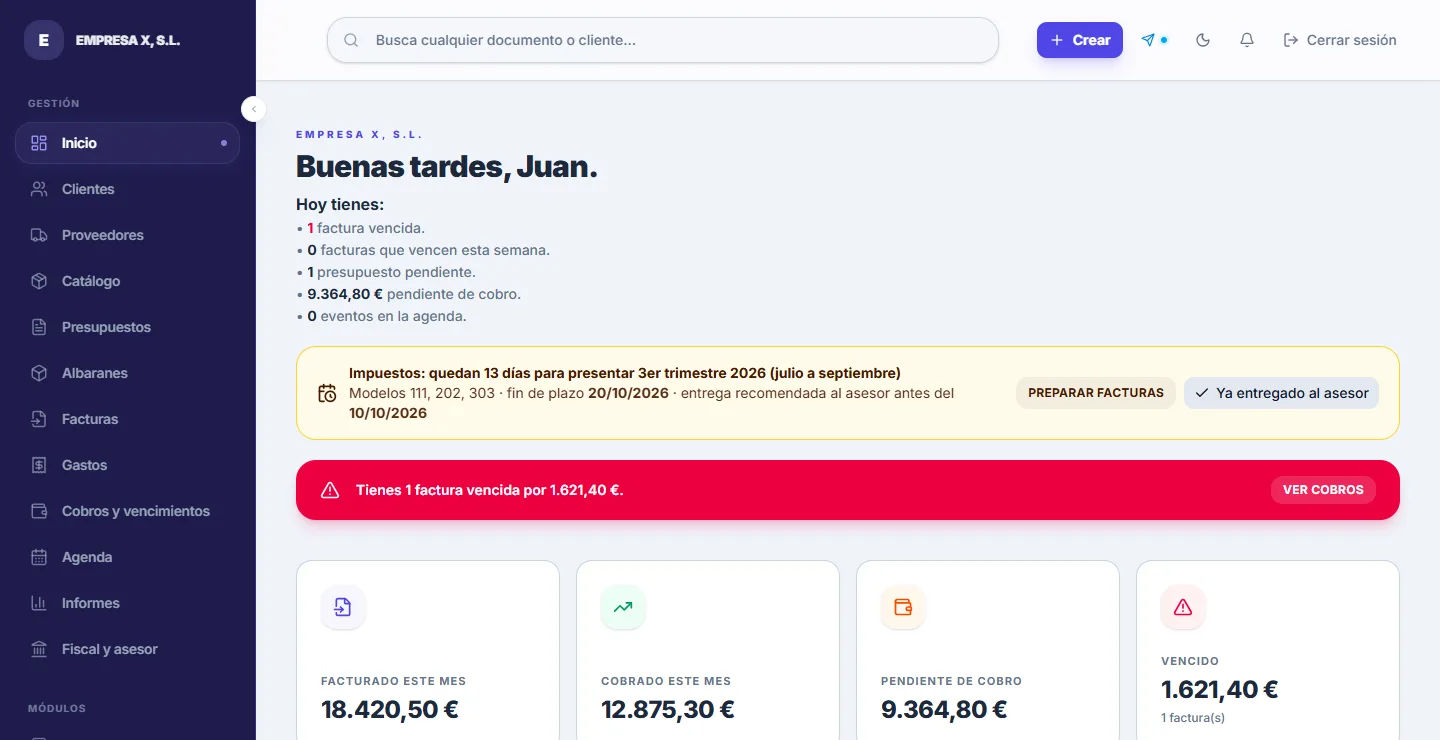 Pantalla de inicio del programa: menú con clientes, presupuestos, albaranes, facturas, gastos, cobros, agenda, informes e impuestos; resumen del día, aviso de plazo de Hacienda y lo facturado, cobrado y pendiente del mes